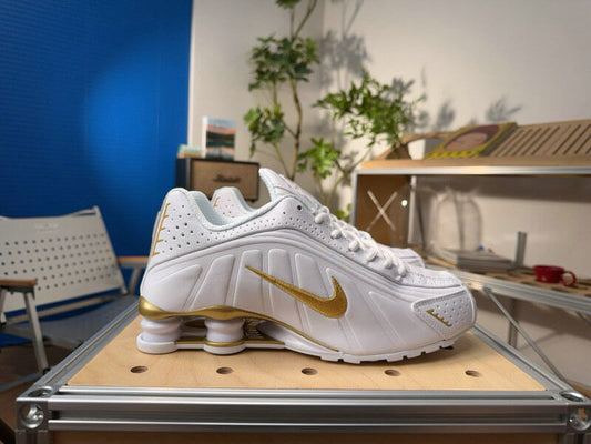 Les baskets Nike Shox R4 combinent style audacieux et innovation technologique exceptionnel et indispensable. Pas Cher. Le moins cher.