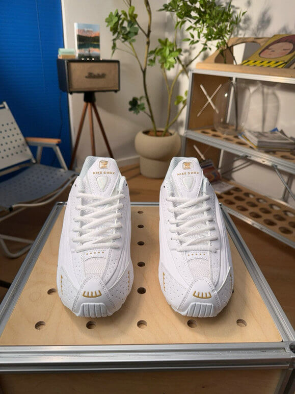 Les baskets Nike Shox R4 combinent style audacieux et innovation technologique exceptionnel et indispensable. Pas Cher. Le moins cher.