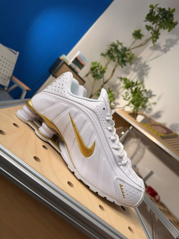 Les baskets Nike Shox R4 combinent style audacieux et innovation technologique exceptionnel et indispensable. Pas Cher. Le moins cher.