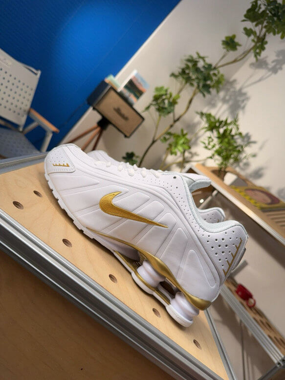 Les baskets Nike Shox R4 combinent style audacieux et innovation technologique exceptionnel et indispensable. Pas Cher. Le moins cher.