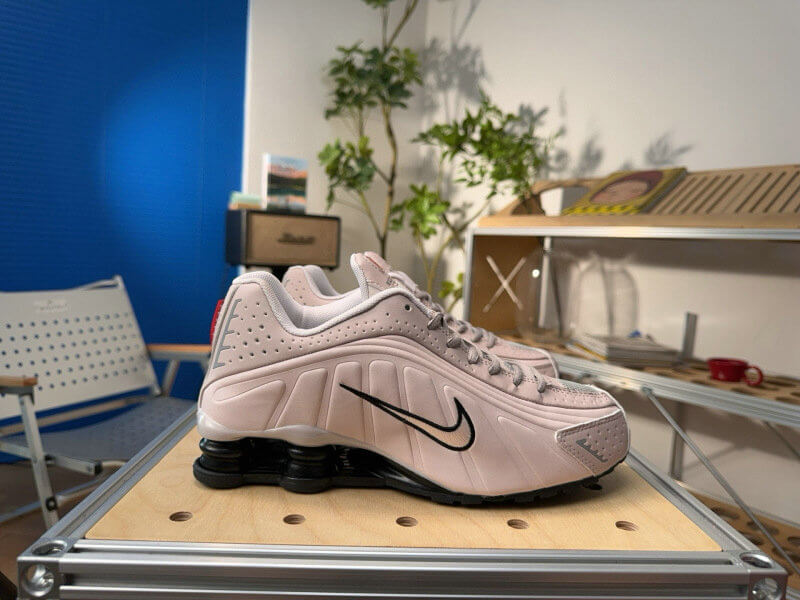 Les baskets Nike Shox R4 combinent style audacieux et innovation technologique exceptionnel et indispensable. Pas Cher. Le moins cher.