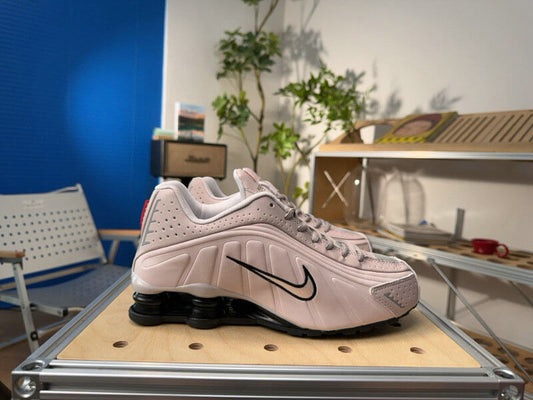 Les baskets Nike Shox R4 combinent style audacieux et innovation technologique exceptionnel et indispensable. Pas Cher. Le moins cher.