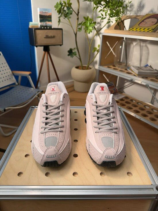 Les baskets Nike Shox R4 combinent style audacieux et innovation technologique exceptionnel et indispensable. Pas Cher. Le moins cher.