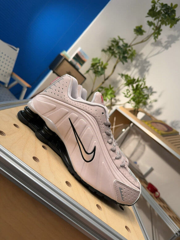 Les baskets Nike Shox R4 combinent style audacieux et innovation technologique exceptionnel et indispensable. Pas Cher. Le moins cher.