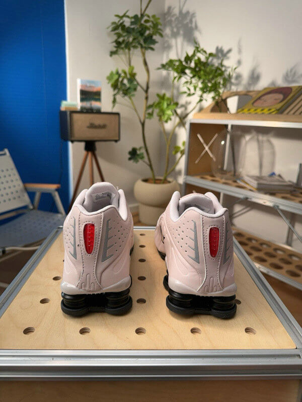 Les baskets Nike Shox R4 combinent style audacieux et innovation technologique exceptionnel et indispensable. Pas Cher. Le moins cher.