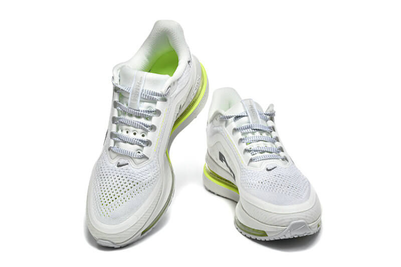 Les Baskets Nike Zoom pegasus combinent style et performance, offrant une expérience unique. Leur design élégant. Pas cher. Le moins Cher.