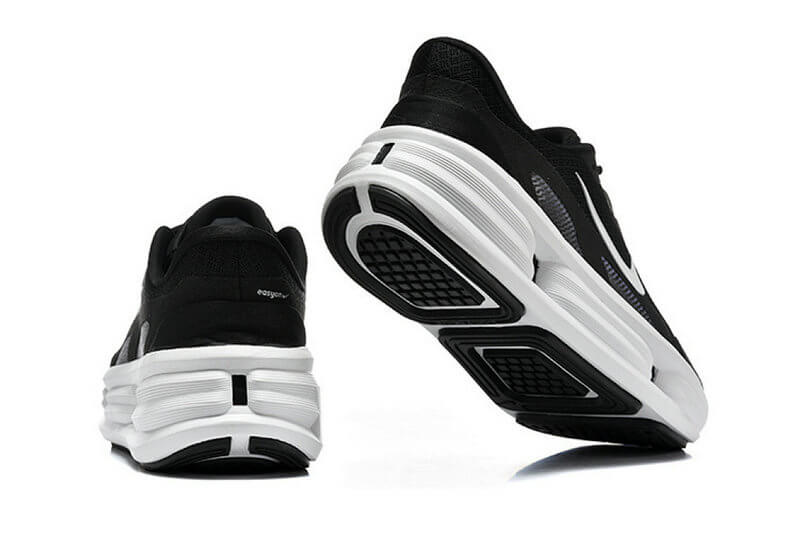 Les Baskets Nike Zoom pegasus combinent style et performance, offrant une expérience unique. Leur design élégant. Pas cher. Le moins Cher.