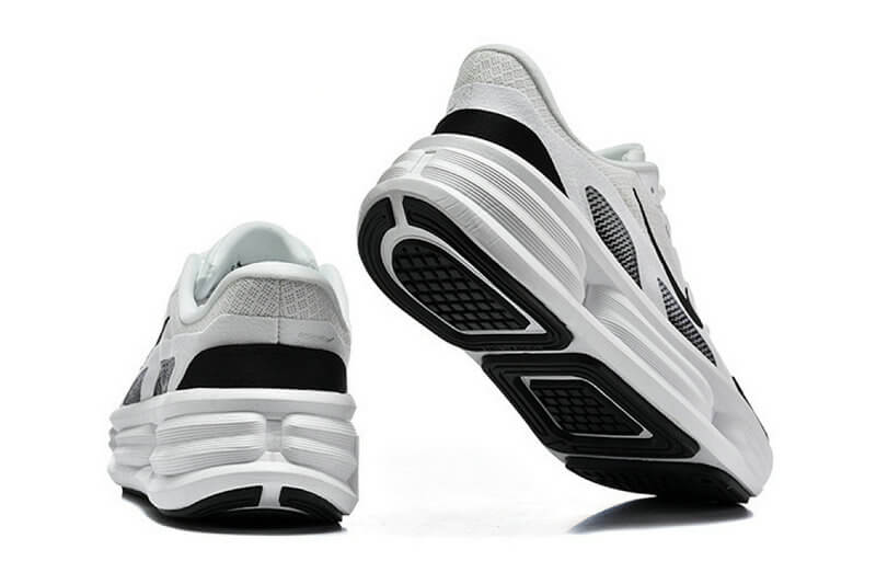 Les Baskets Nike Zoom pegasus combinent style et performance, offrant une expérience unique. Leur design élégant. Pas cher. Le moins Cher.