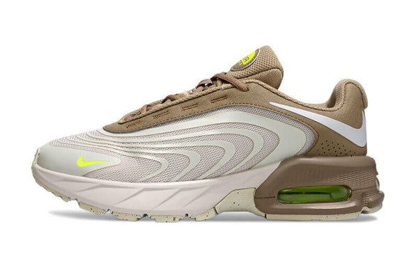 Admirez les baskets Nike Air Max Fire Khaki Volt, combinant style militaire et accents néon frappants. Ne manquez pas cette paire unique!