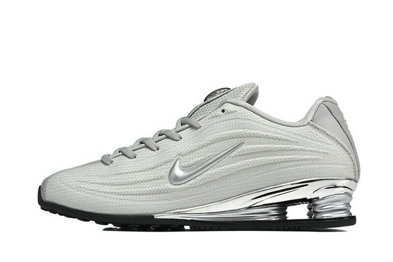 Les baskets Nike Shox NZ combinent style et performance pour les amateurs de mode et les athlètes.pas cher. Le moins cher.