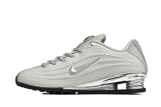 Les baskets Nike Shox NZ combinent style et performance pour les amateurs de mode et les athlètes.pas cher. Le moins cher.