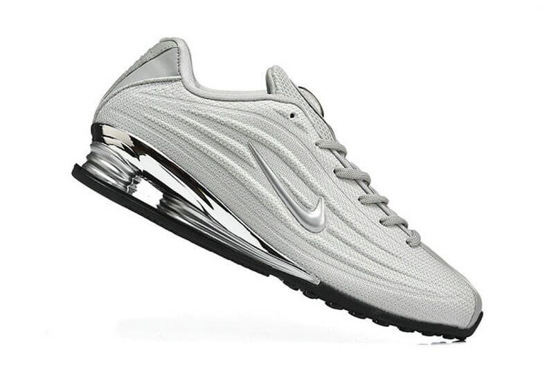Les baskets Nike Shox NZ combinent style et performance pour les amateurs de mode et les athlètes.pas cher. Le moins cher.