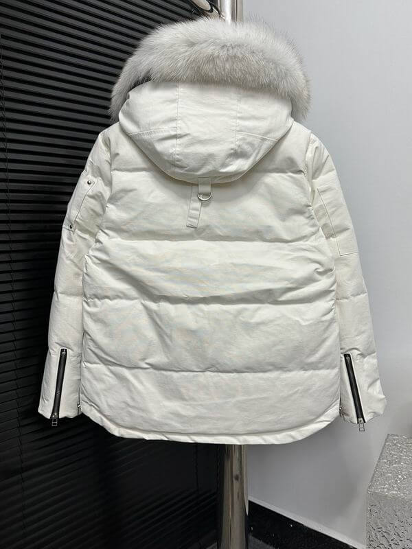 Les doudounes Moose Knuckles allient élégance et performance pour offrir une protection optimale contre le froid. Leur design sophistiqué.pas cher. Le moins cher.