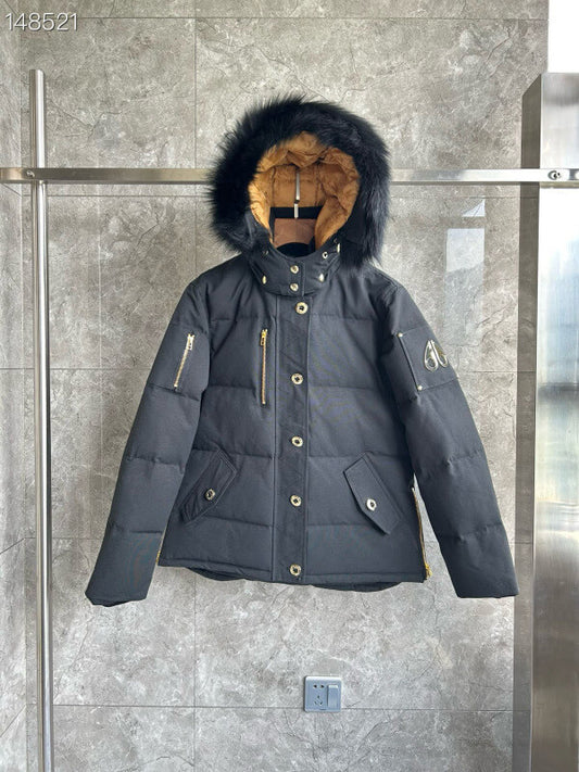 Les doudounes Moose Knuckles allient élégance et performance pour offrir une protection optimale contre le froid. Leur design sophistiqué.pas cher. Le moins cher.