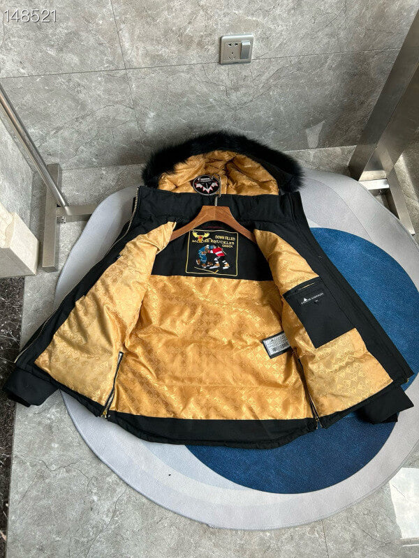 Les doudounes Moose Knuckles allient élégance et performance pour offrir une protection optimale contre le froid. Leur design sophistiqué.pas cher. Le moins cher.