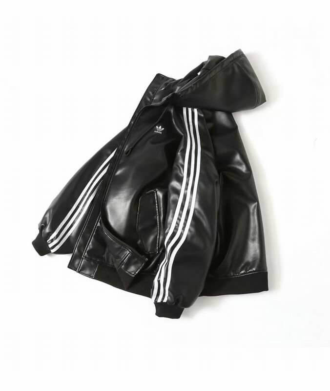 Découvrez la Veste Adidas Homme alliant style et performance. Conçue pour l'homme actif, elle vous offre confort et respirabilité. 🧥