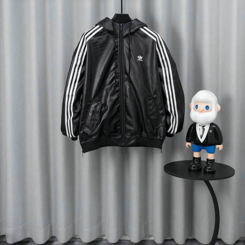 Découvrez la Veste Adidas Homme alliant style et performance. Conçue pour l'homme actif, elle vous offre confort et respirabilité. 🧥