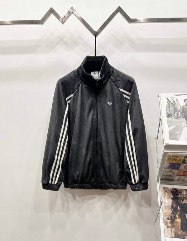 Découvrez la Veste Adidas Homme alliant style et performance. Conçue pour l'homme actif, elle vous offre confort et respirabilité. 🧥
