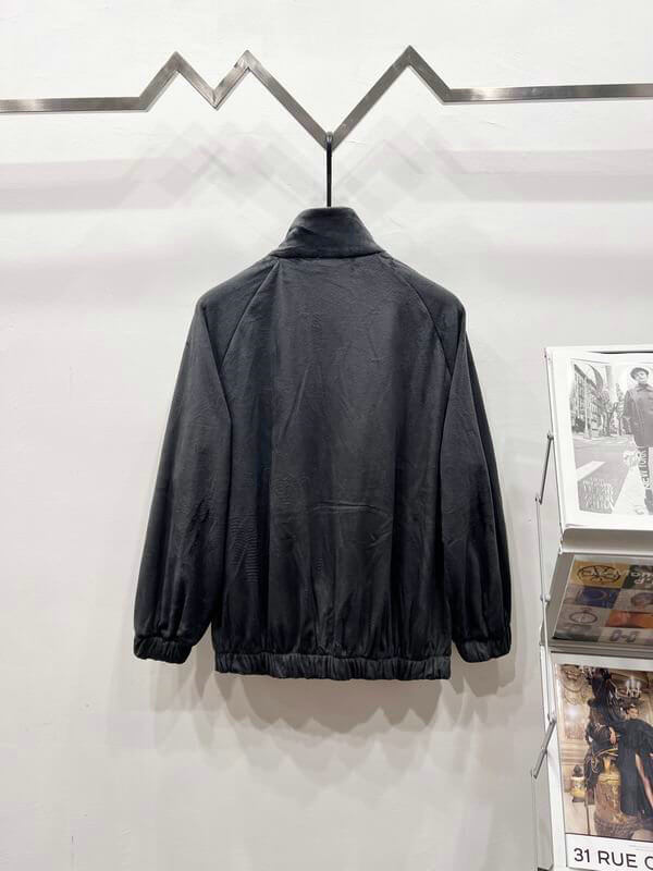 Découvrez la Veste Adidas Homme alliant style et performance. Conçue pour l'homme actif, elle vous offre confort et respirabilité. 🧥