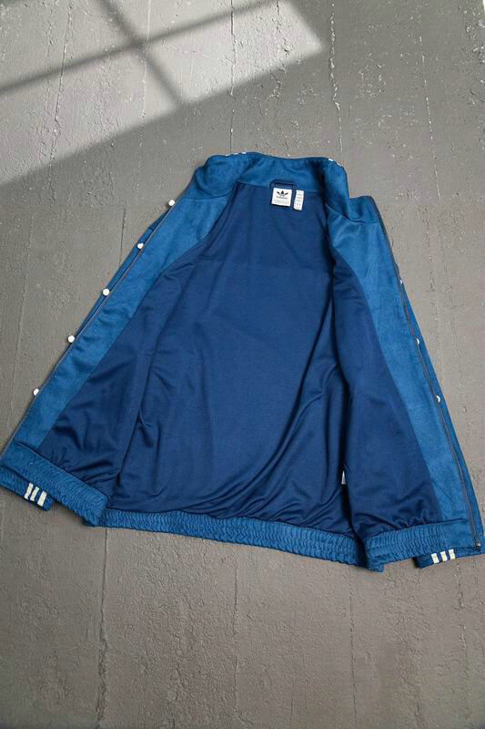 Découvrez la Veste Adidas Homme alliant style et performance. Conçue pour l'homme actif, elle vous offre confort et respirabilité. 🧥