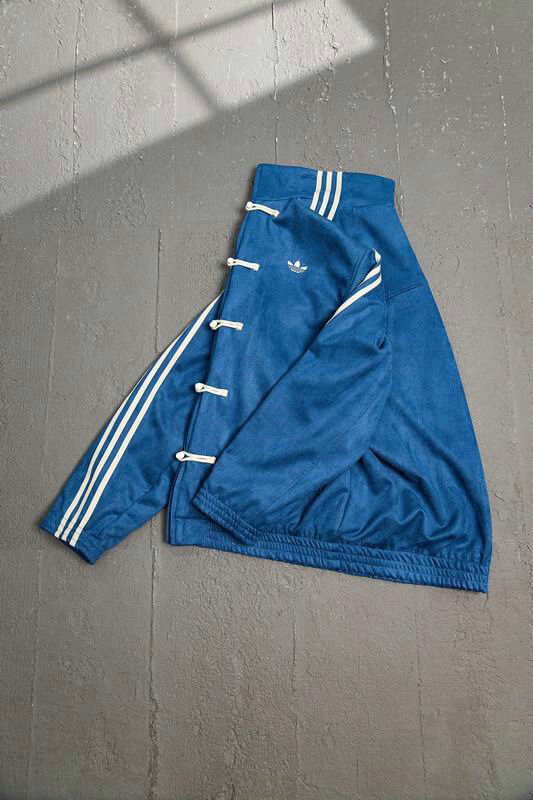 Découvrez la Veste Adidas Homme alliant style et performance. Conçue pour l'homme actif, elle vous offre confort et respirabilité. 🧥