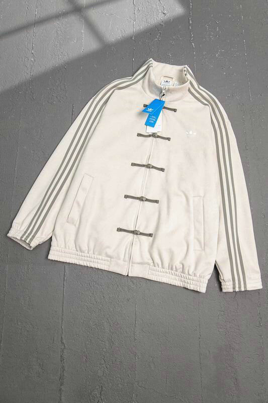 Découvrez la Veste Adidas Homme alliant style et performance. Conçue pour l'homme actif, elle vous offre confort et respirabilité. 🧥