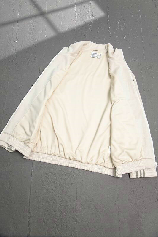 Découvrez la Veste Adidas Homme alliant style et performance. Conçue pour l'homme actif, elle vous offre confort et respirabilité. 🧥