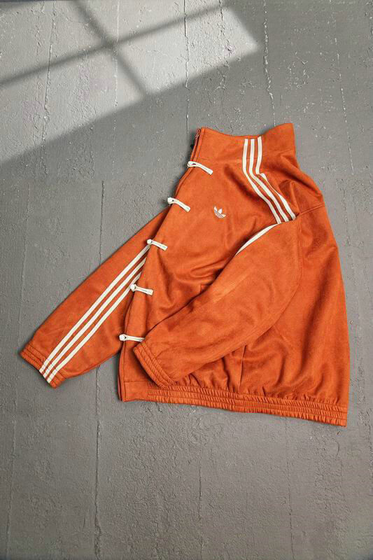 Découvrez la Veste Adidas Homme alliant style et performance. Conçue pour l'homme actif, elle vous offre confort et respirabilité. 🧥