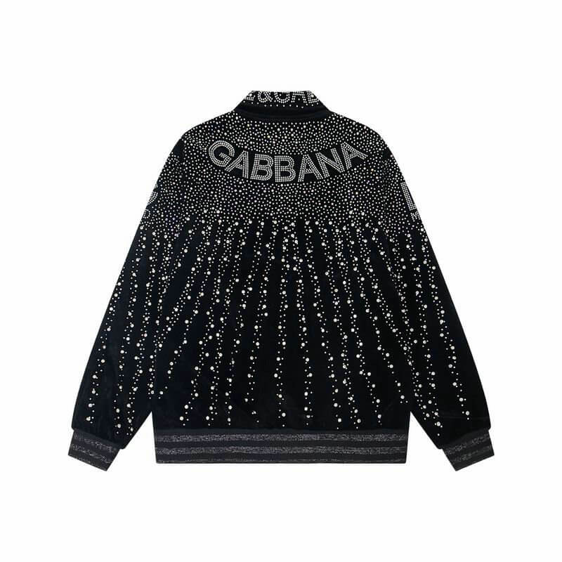 Profitez du mélange parfait de style et de fonctionnalité avec les vestes Dolce Gabbana, conçus pour ceux qui recherchent l'excellence en termes de confort et de performance.