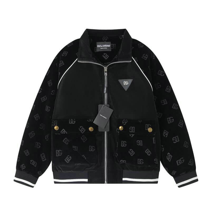 Profitez du mélange parfait de style et de fonctionnalité avec les vestes Dolce Gabbana, conçus pour ceux qui recherchent l'excellence en termes de confort et de performance.