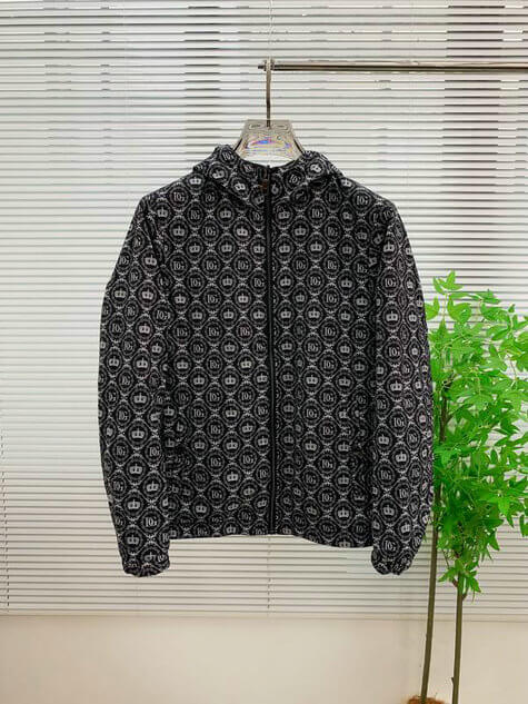 Profitez du mélange parfait de style et de fonctionnalité avec les vestes Dolce Gabbana, conçus pour ceux qui recherchent l'excellence en termes de confort et de performance.