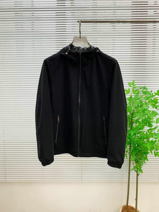 Profitez du mélange parfait de style et de fonctionnalité avec les vestes Dolce Gabbana, conçus pour ceux qui recherchent l'excellence en termes de confort et de performance.