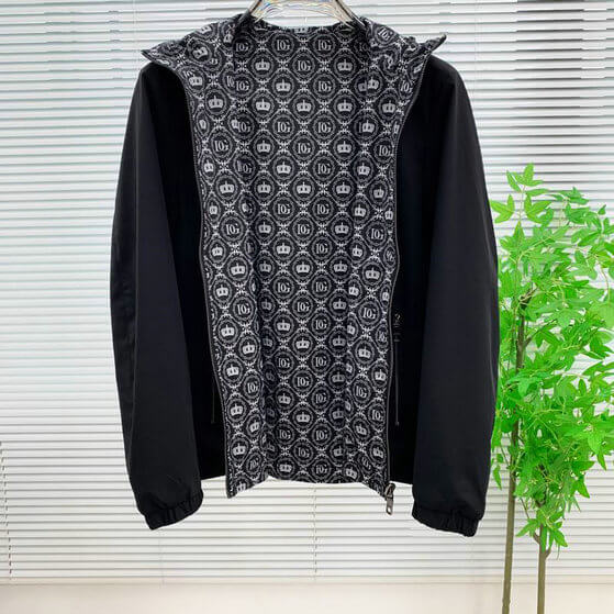 Profitez du mélange parfait de style et de fonctionnalité avec les vestes Dolce Gabbana, conçus pour ceux qui recherchent l'excellence en termes de confort et de performance.