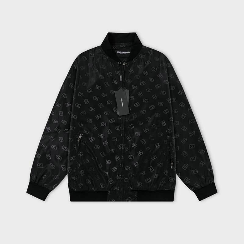 Profitez du mélange parfait de style et de fonctionnalité avec les vestes Dolce Gabbana, conçus pour ceux qui recherchent l'excellence en termes de confort et de performance.