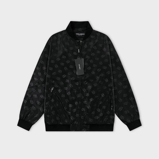 Profitez du mélange parfait de style et de fonctionnalité avec les vestes Dolce Gabbana, conçus pour ceux qui recherchent l'excellence en termes de confort et de performance.
