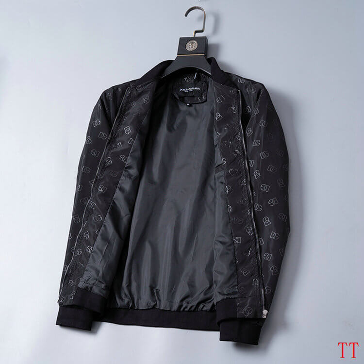 Profitez du mélange parfait de style et de fonctionnalité avec les vestes Dolce Gabbana, conçus pour ceux qui recherchent l'excellence en termes de confort et de performance.