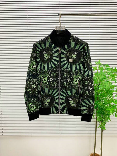 Profitez du mélange parfait de style et de fonctionnalité avec les vestes Dolce Gabbana, conçus pour ceux qui recherchent l'excellence en termes de confort et de performance.