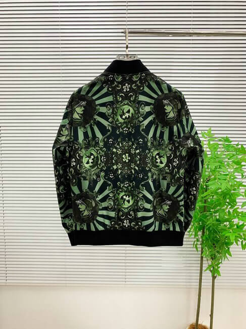 Profitez du mélange parfait de style et de fonctionnalité avec les vestes Dolce Gabbana, conçus pour ceux qui recherchent l'excellence en termes de confort et de performance.
