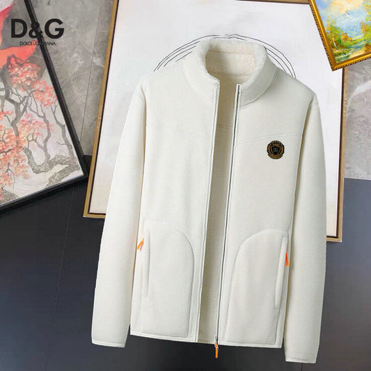 Profitez du mélange parfait de style et de fonctionnalité avec les vestes Dolce Gabbana, conçus pour ceux qui recherchent l'excellence en termes de confort et de performance.