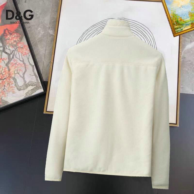 Profitez du mélange parfait de style et de fonctionnalité avec les vestes Dolce Gabbana, conçus pour ceux qui recherchent l'excellence en termes de confort et de performance.