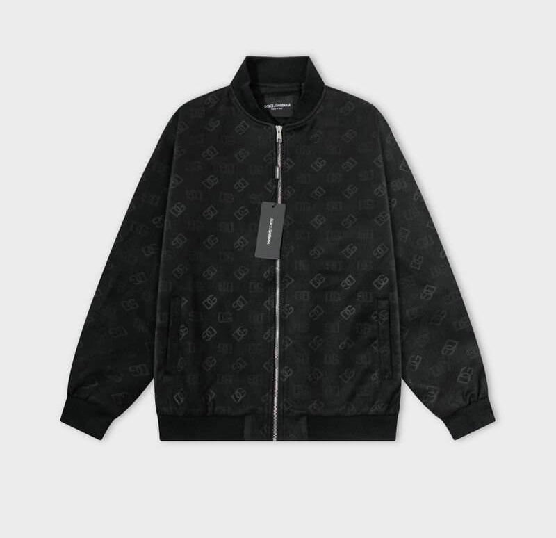 Profitez du mélange parfait de style et de fonctionnalité avec les vestes Dolce Gabbana, conçus pour ceux qui recherchent l'excellence en termes de confort et de performance.