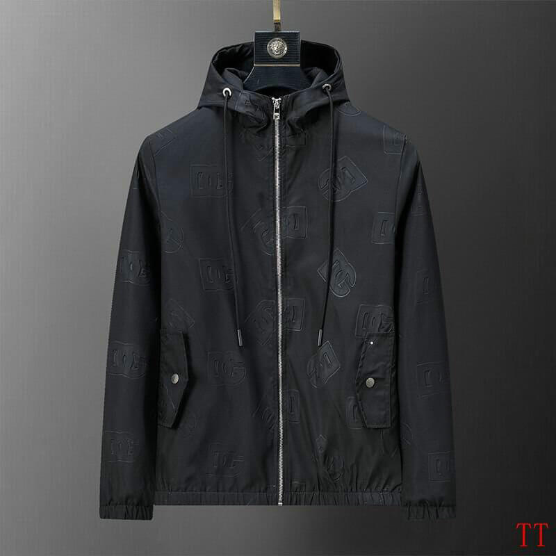 Profitez du mélange parfait de style et de fonctionnalité avec les vestes Dolce Gabbana, conçus pour ceux qui recherchent l'excellence en termes de confort et de performance.
