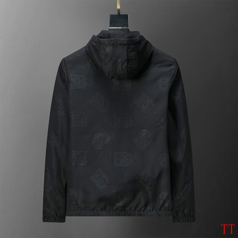 Profitez du mélange parfait de style et de fonctionnalité avec les vestes Dolce Gabbana, conçus pour ceux qui recherchent l'excellence en termes de confort et de performance.