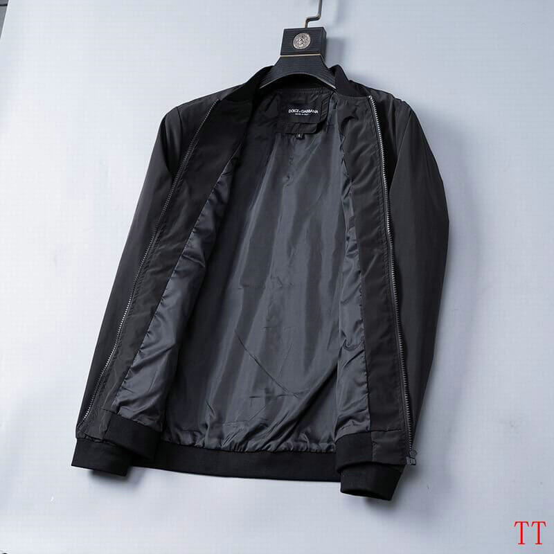 Profitez du mélange parfait de style et de fonctionnalité avec les vestes Dolce Gabbana, conçus pour ceux qui recherchent l'excellence en termes de confort et de performance.