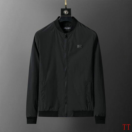 Profitez du mélange parfait de style et de fonctionnalité avec les vestes Dolce Gabbana, conçus pour ceux qui recherchent l'excellence en termes de confort et de performance.