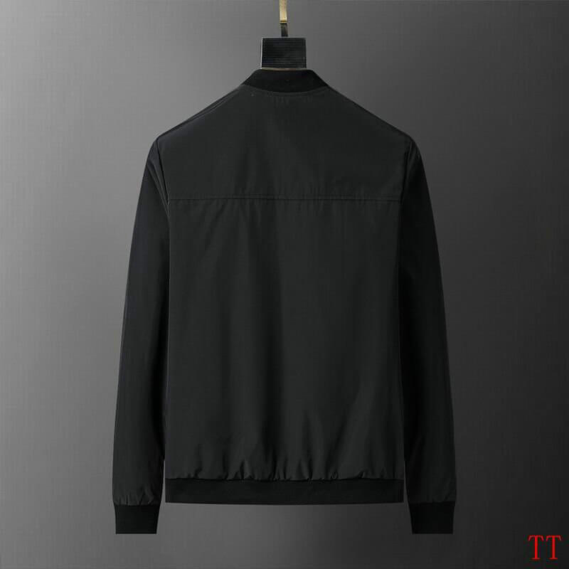 Profitez du mélange parfait de style et de fonctionnalité avec les vestes Dolce Gabbana, conçus pour ceux qui recherchent l'excellence en termes de confort et de performance.