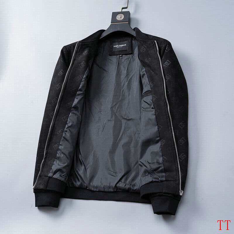 Profitez du mélange parfait de style et de fonctionnalité avec les vestes Dolce Gabbana, conçus pour ceux qui recherchent l'excellence en termes de confort et de performance.