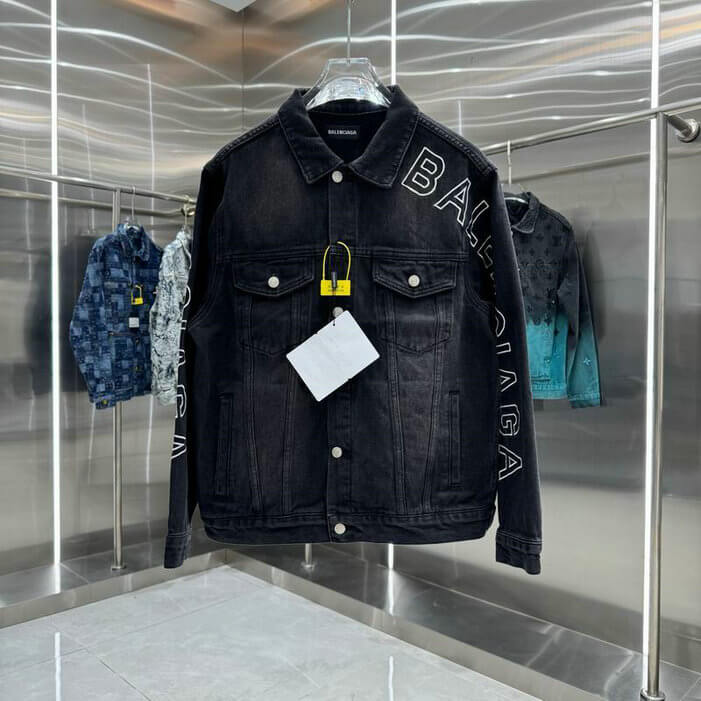 Les ensembles survêtement Balenciaga allient performance et style. Leur design avant-gardiste et leur qualité supérieure. Pas cher. Le moins cher.