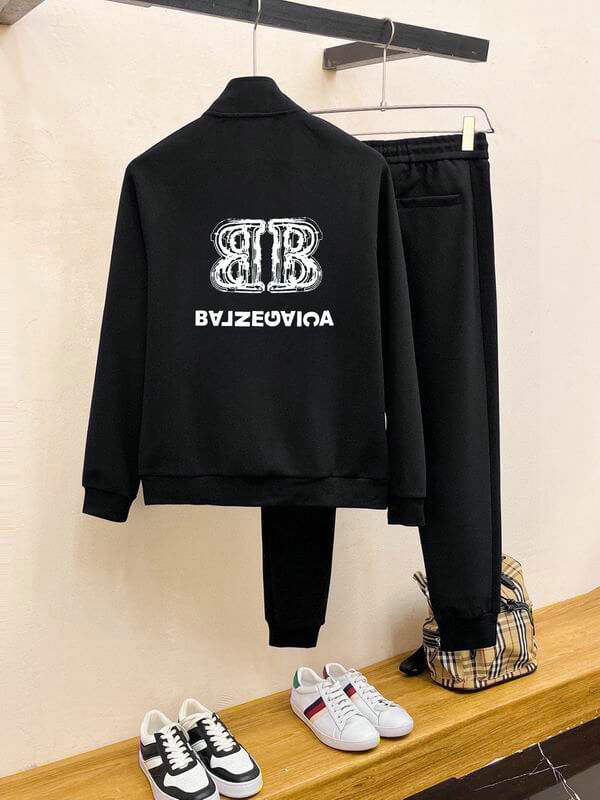 Les ensembles survêtement Balenciaga allient performance et style. Leur design avant-gardiste et leur qualité supérieure. Pas cher. Le moins cher.