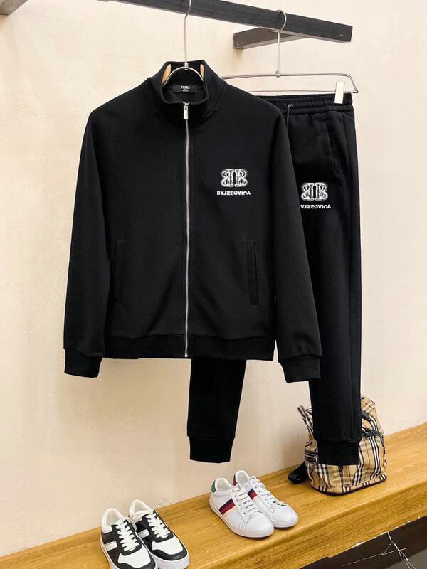 Les ensembles survêtement Balenciaga allient performance et style. Leur design avant-gardiste et leur qualité supérieure. Pas cher. Le moins cher.
